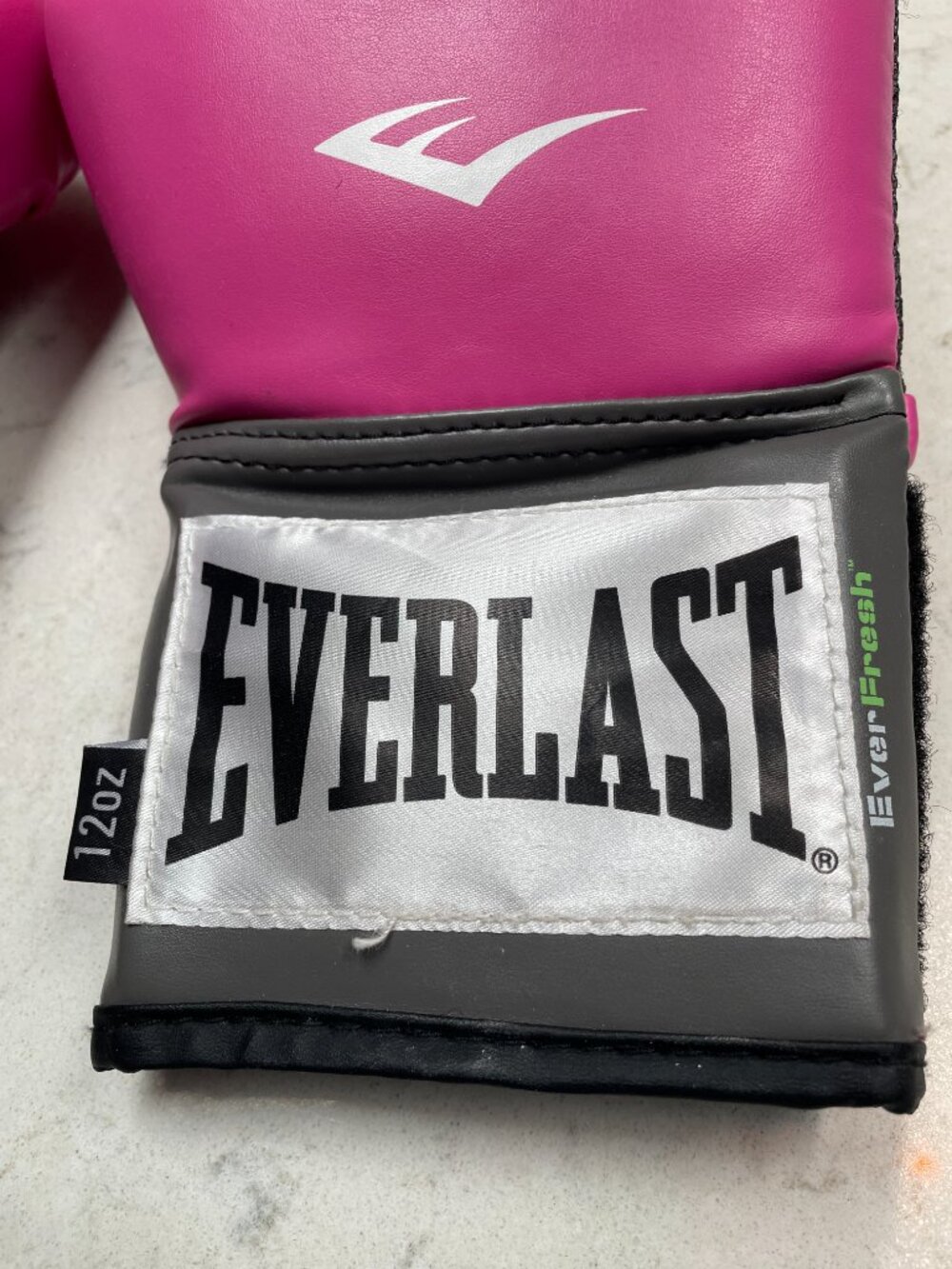 Hot Pink Everlast Boxing Gloves 12 Ounces  Great Condition - Picture 13 of 14